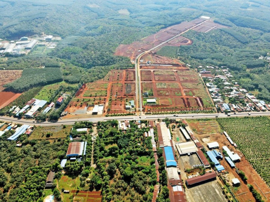 Aerial khu dân cư mới + đường + đồi cao su Phú Riềng